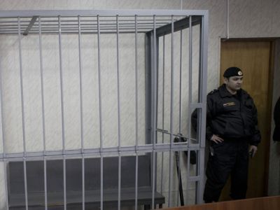 Пустая клетка для обвиняемого. Фото: tver.mk.ru