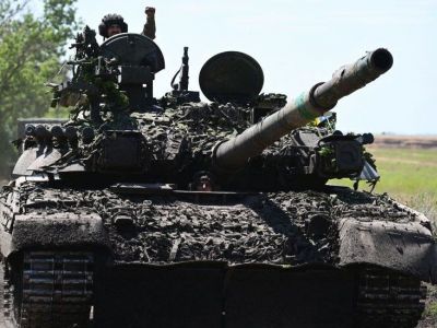 Украинский военный на танке Т-72. Фото: Getty Images