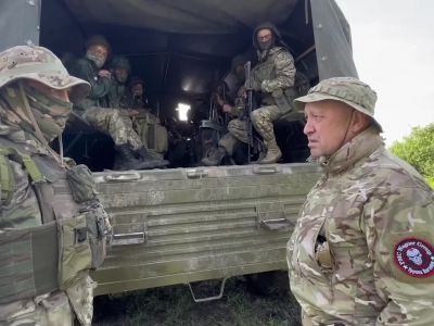 Евгений Пригожин беседует с бойцами во время вывода своих войск из Бахмута. Фото: пресс-служба "Конкорда"