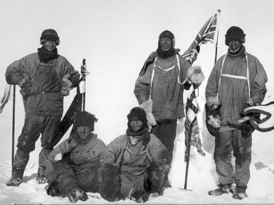 Роберт Скотт и его команда на Южном полюсе (последний снимок экспедиции): ru.wikipedia.org