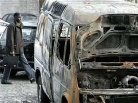 Франция, сожженая машина. Фото AP.