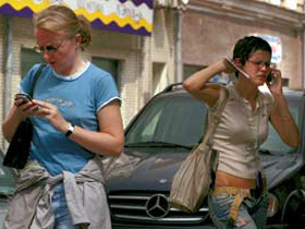 Девушки и мобильные телефоны. Фото с сайта "Независимая газета" (С)