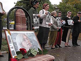 Пикет памяти Политковской в Грозном. Фото: "Новые известия" (с)
