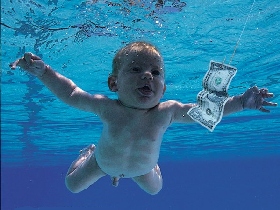 Младенец и доллар. Фото с сайта: www.newshot.ru 