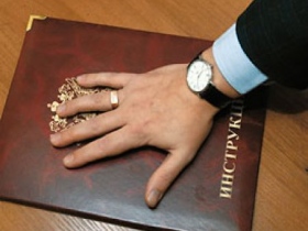 Клятва на кодексе. Фото с сайта www.proza.ru