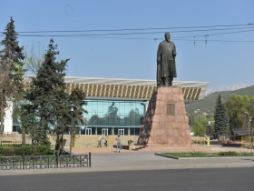 Памятник Абаю Кунанбаеву в Алматы. Фото с сайта a-streltsov.livejournal.com