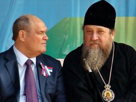 Губернатор Бочкарев и епископ Вениамин. Фото Виктора Шамаева, Каспаров.Ru 