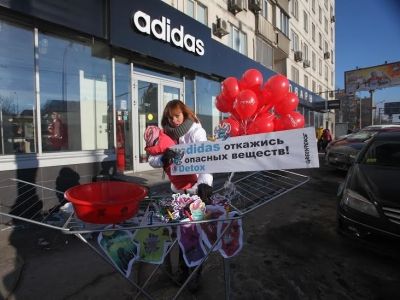 Одиночный пикет Гринпис у магазина Adidas