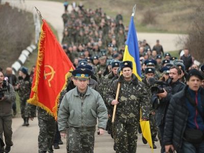 Военнослужащие Севастопольской бригады тактической авиации имени Александра Покрышкина идут на службу. Фото из блога vg-saveliev.livejournal.com